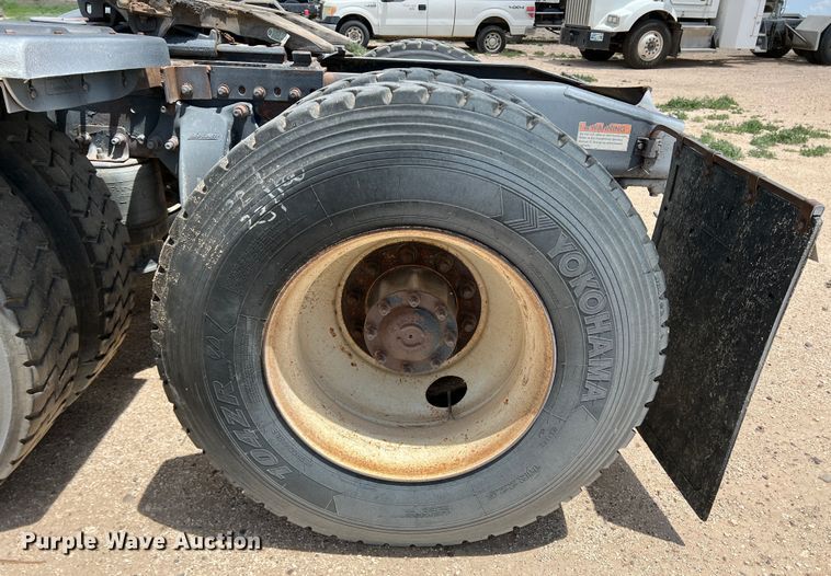 image for item DS8314 2010 Freightliner Cascadia  semi truck