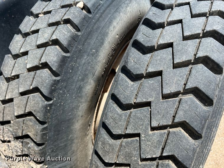 image for item DS8314 2010 Freightliner Cascadia  semi truck