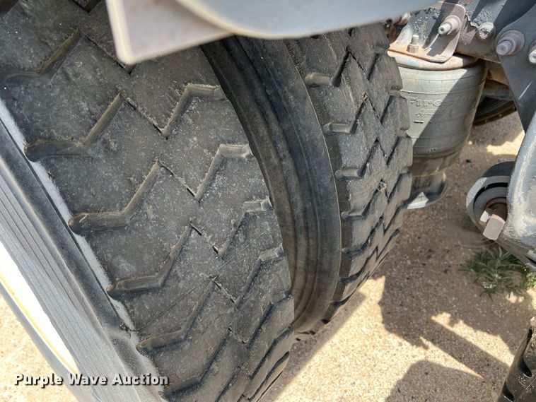 image for item DS8314 2010 Freightliner Cascadia  semi truck