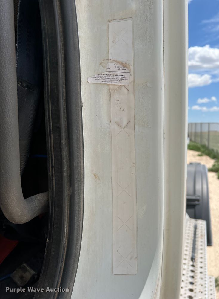 image for item DS8314 2010 Freightliner Cascadia  semi truck