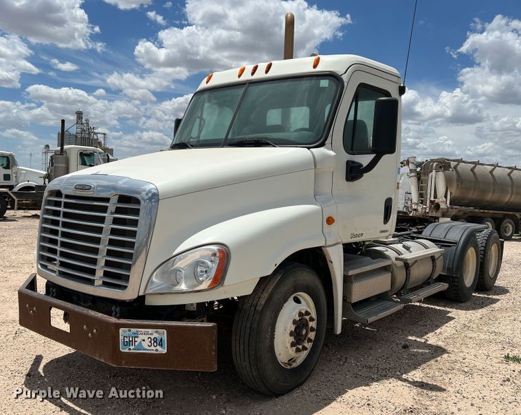 image for item DS8315 2010 Freightliner Cascadia  semi truck