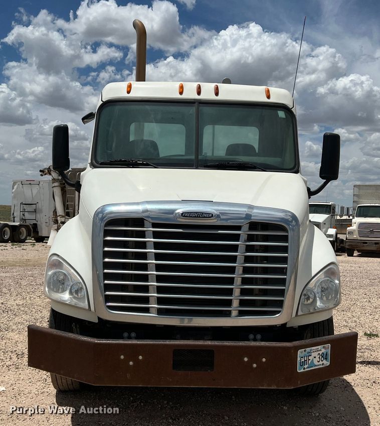 image for item DS8315 2010 Freightliner Cascadia  semi truck