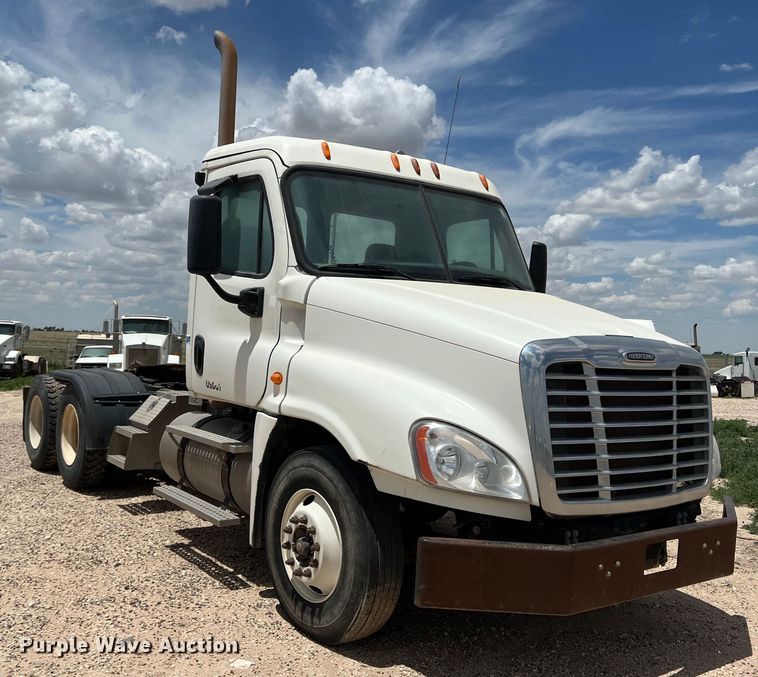 image for item DS8315 2010 Freightliner Cascadia  semi truck