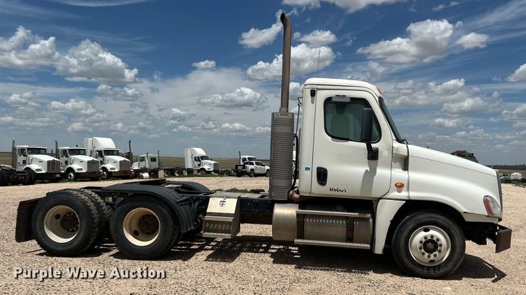 image for item DS8315 2010 Freightliner Cascadia  semi truck