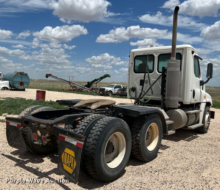 image for item DS8315 2010 Freightliner Cascadia  semi truck