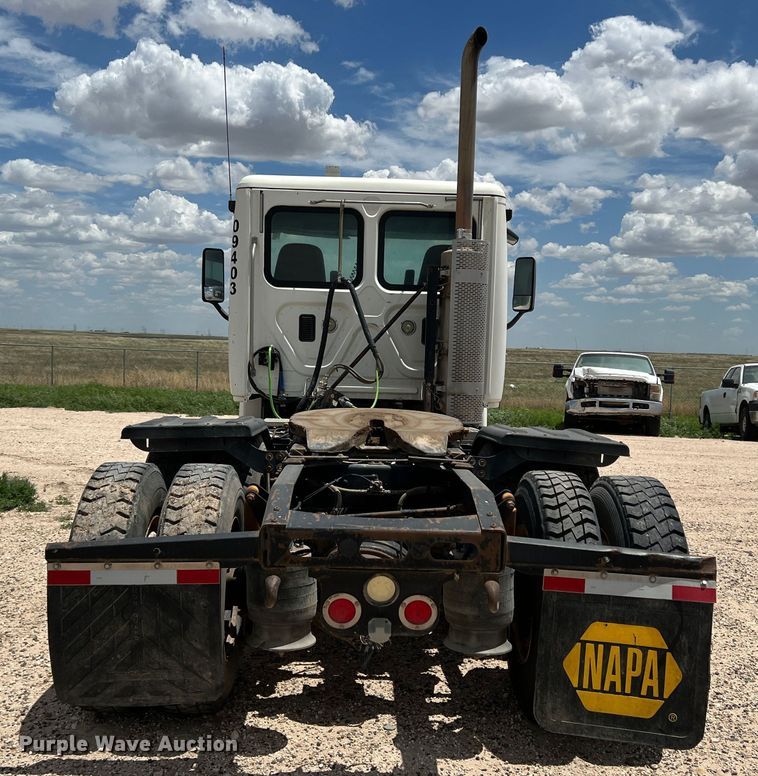 image for item DS8315 2010 Freightliner Cascadia  semi truck