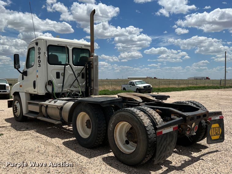 image for item DS8315 2010 Freightliner Cascadia  semi truck