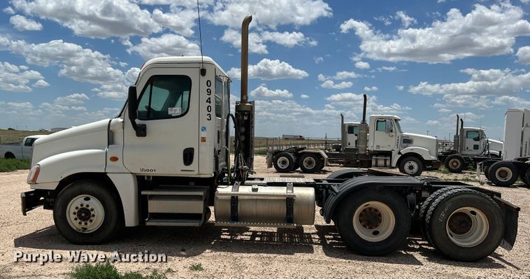 image for item DS8315 2010 Freightliner Cascadia  semi truck