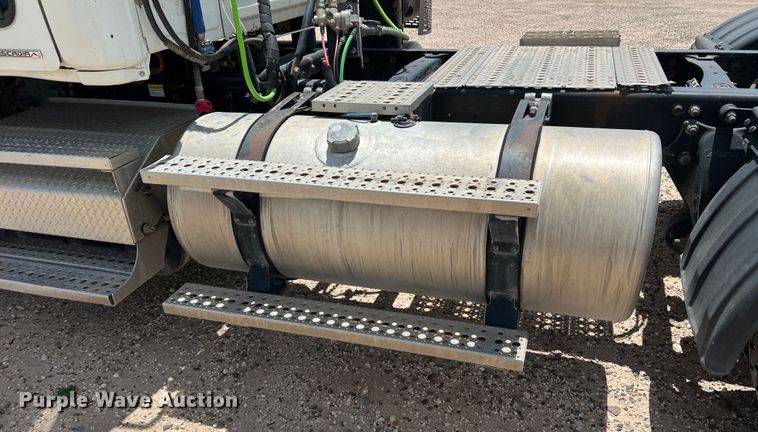 image for item DS8315 2010 Freightliner Cascadia  semi truck