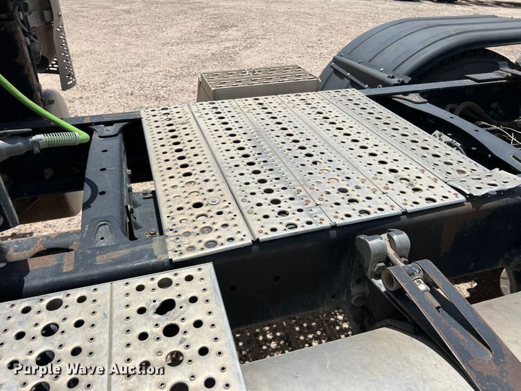 image for item DS8315 2010 Freightliner Cascadia  semi truck