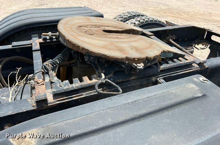 image for item DS8315 2010 Freightliner Cascadia  semi truck