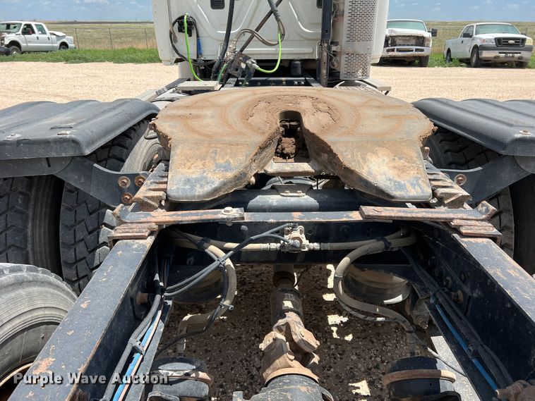 image for item DS8315 2010 Freightliner Cascadia  semi truck