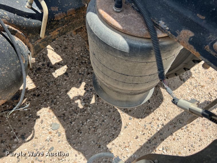 image for item DS8315 2010 Freightliner Cascadia  semi truck