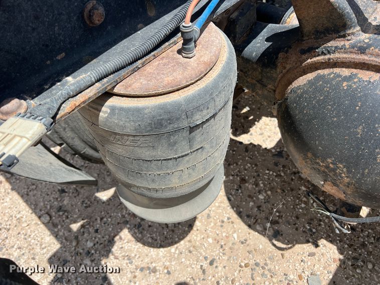 image for item DS8315 2010 Freightliner Cascadia  semi truck