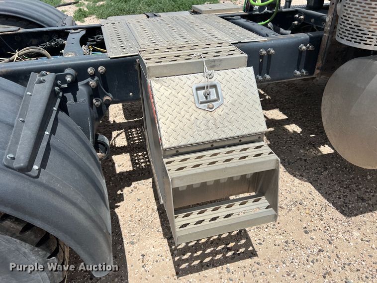 image for item DS8315 2010 Freightliner Cascadia  semi truck