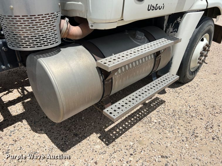 image for item DS8315 2010 Freightliner Cascadia  semi truck