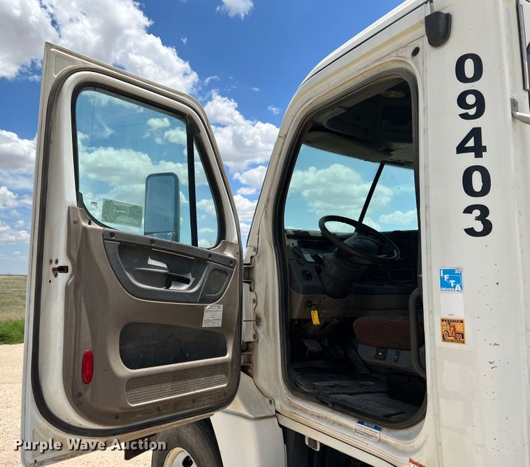 image for item DS8315 2010 Freightliner Cascadia  semi truck