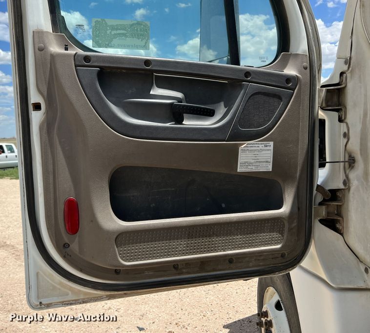 image for item DS8315 2010 Freightliner Cascadia  semi truck