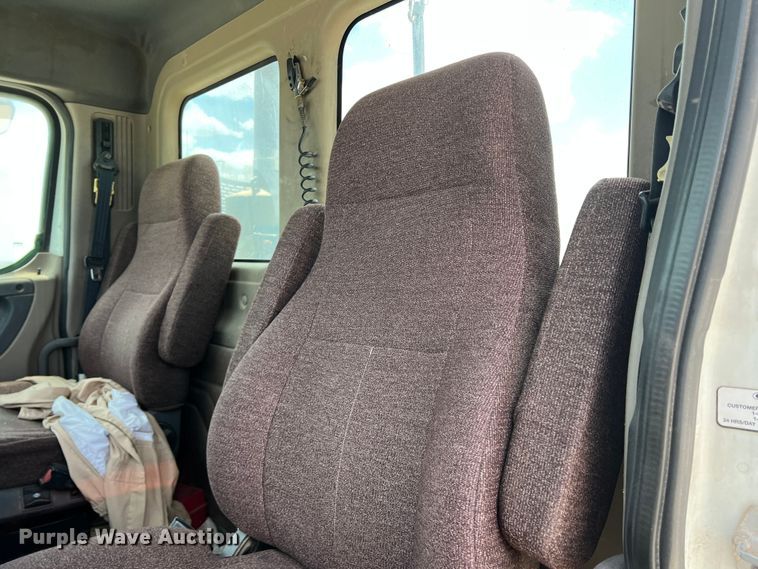 image for item DS8315 2010 Freightliner Cascadia  semi truck