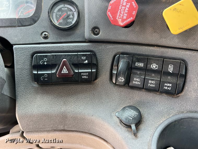 image for item DS8315 2010 Freightliner Cascadia  semi truck