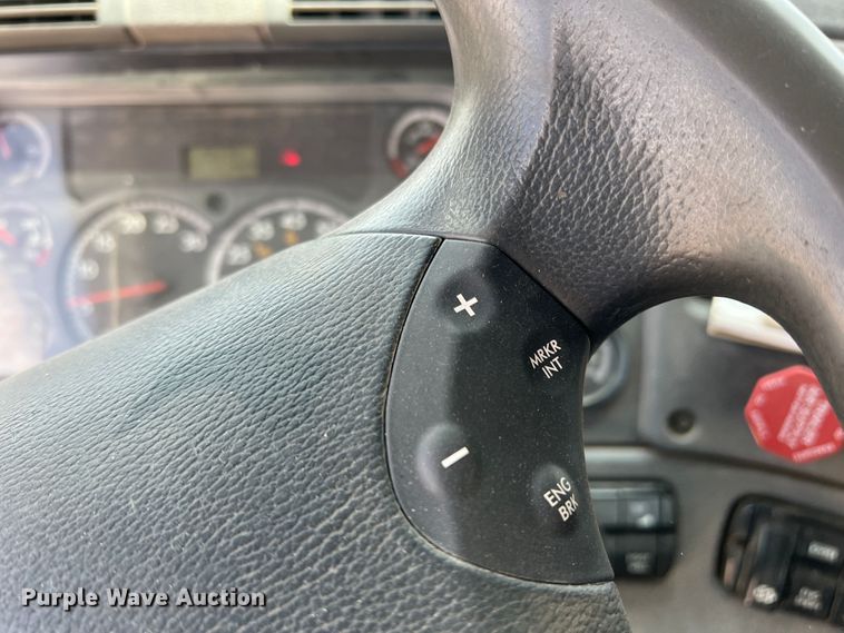 image for item DS8315 2010 Freightliner Cascadia  semi truck