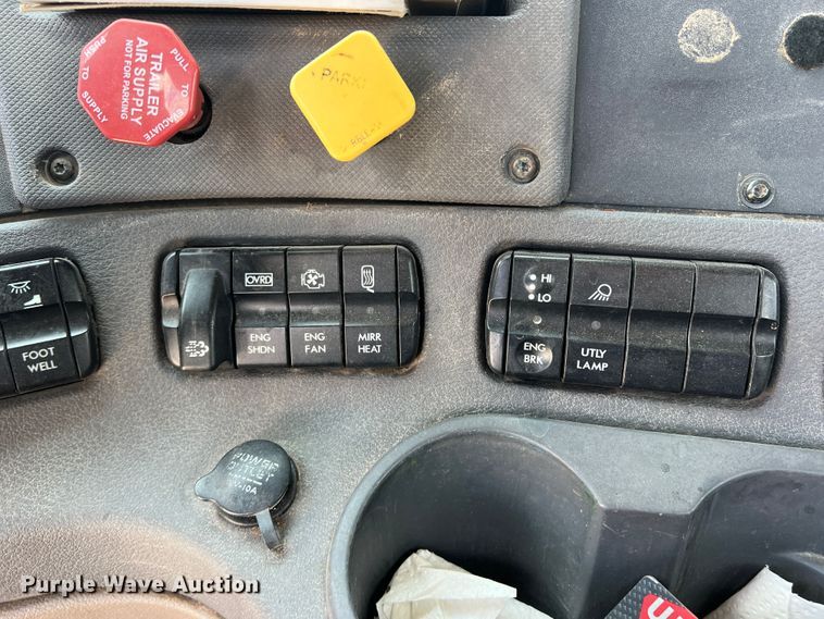 image for item DS8315 2010 Freightliner Cascadia  semi truck