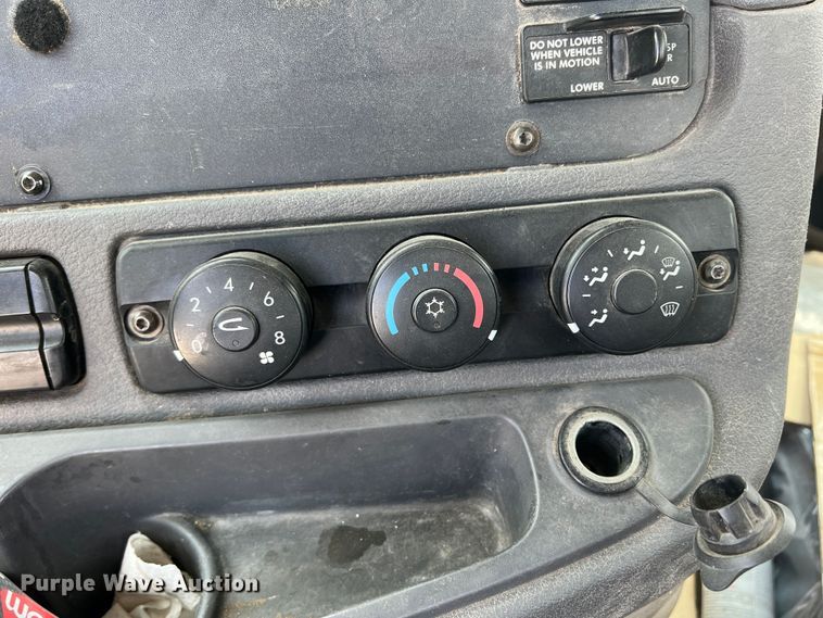 image for item DS8315 2010 Freightliner Cascadia  semi truck