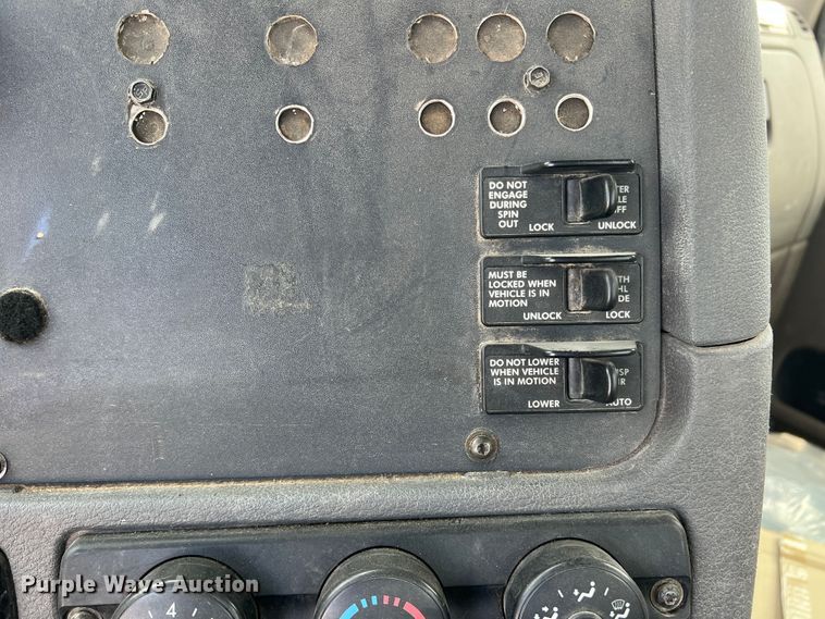 image for item DS8315 2010 Freightliner Cascadia  semi truck