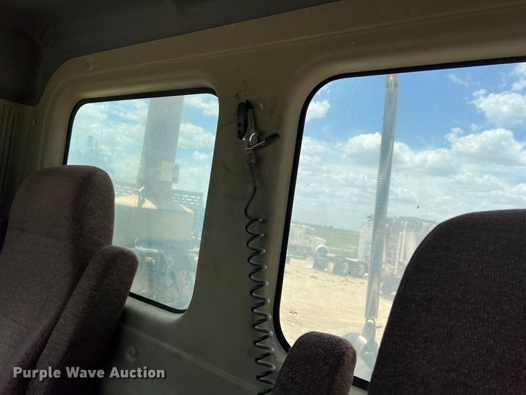 image for item DS8315 2010 Freightliner Cascadia  semi truck