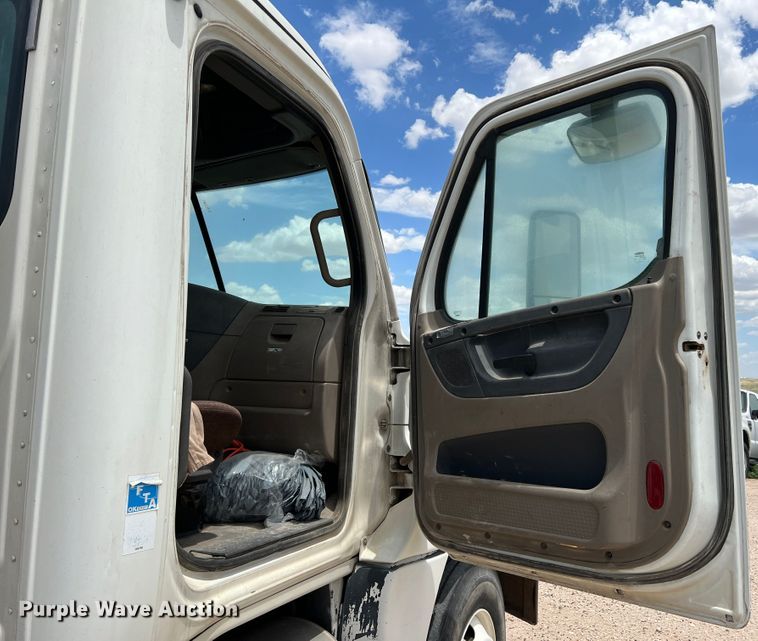 image for item DS8315 2010 Freightliner Cascadia  semi truck