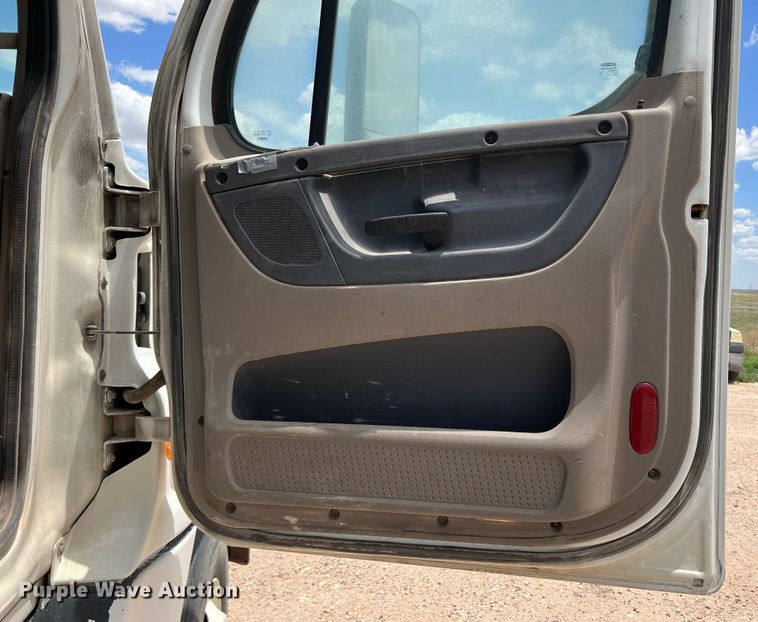 image for item DS8315 2010 Freightliner Cascadia  semi truck