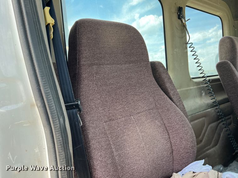 image for item DS8315 2010 Freightliner Cascadia  semi truck