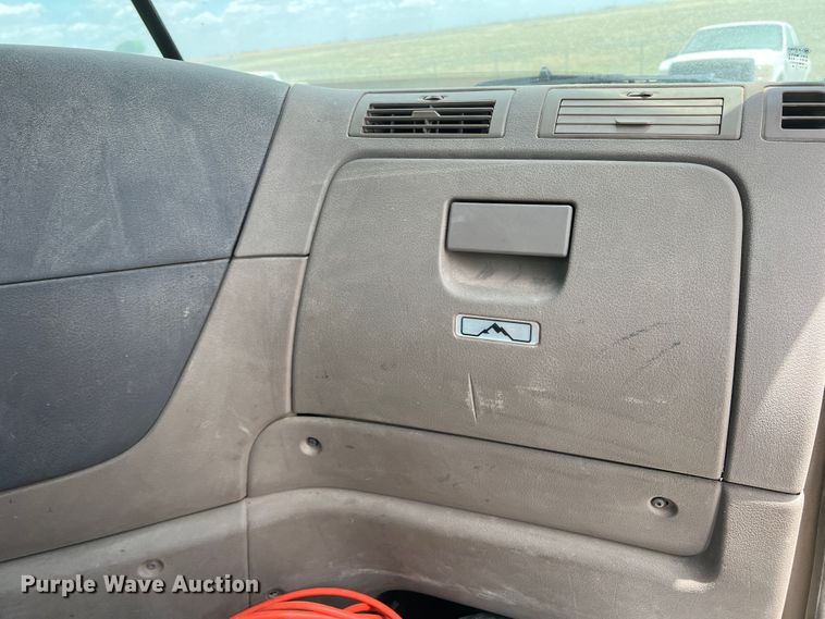 image for item DS8315 2010 Freightliner Cascadia  semi truck