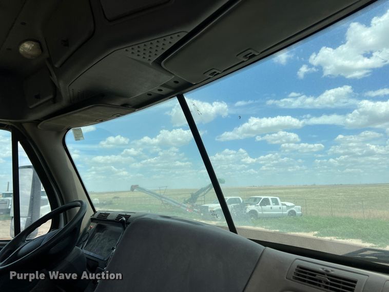 image for item DS8315 2010 Freightliner Cascadia  semi truck