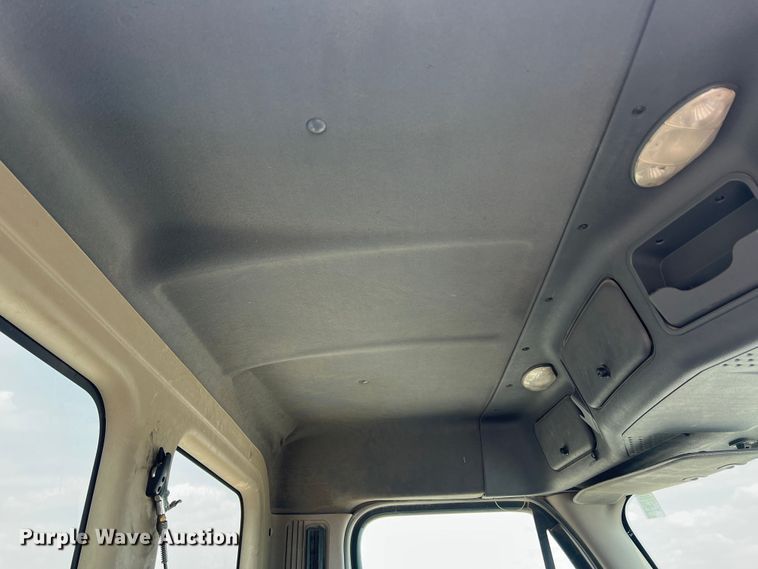 image for item DS8315 2010 Freightliner Cascadia  semi truck