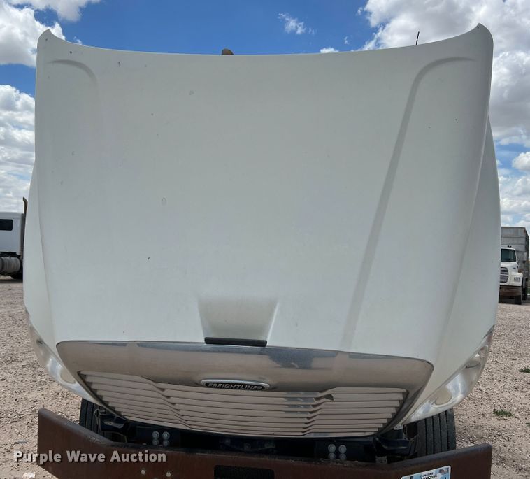 image for item DS8315 2010 Freightliner Cascadia  semi truck