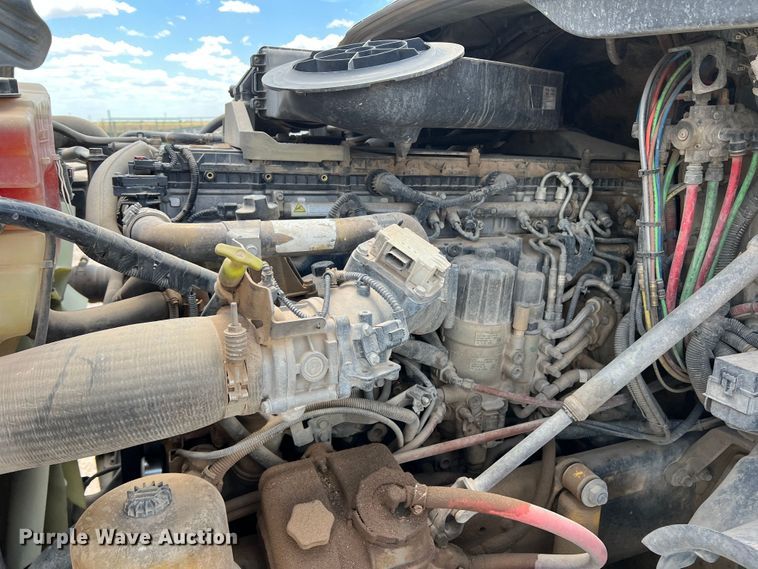 image for item DS8315 2010 Freightliner Cascadia  semi truck