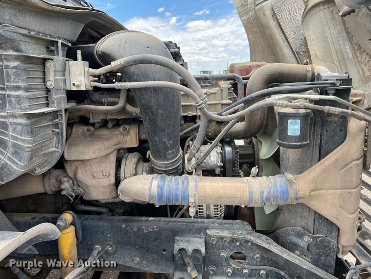 image for item DS8315 2010 Freightliner Cascadia  semi truck