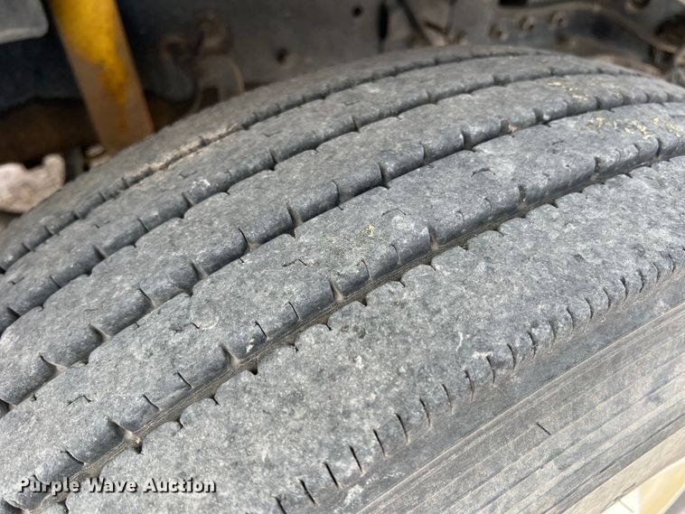 image for item DS8315 2010 Freightliner Cascadia  semi truck