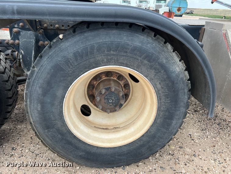 image for item DS8315 2010 Freightliner Cascadia  semi truck