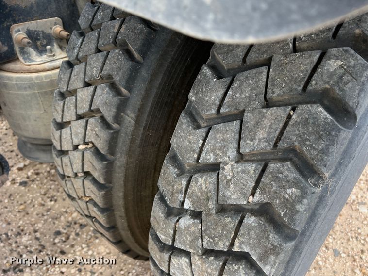 image for item DS8315 2010 Freightliner Cascadia  semi truck