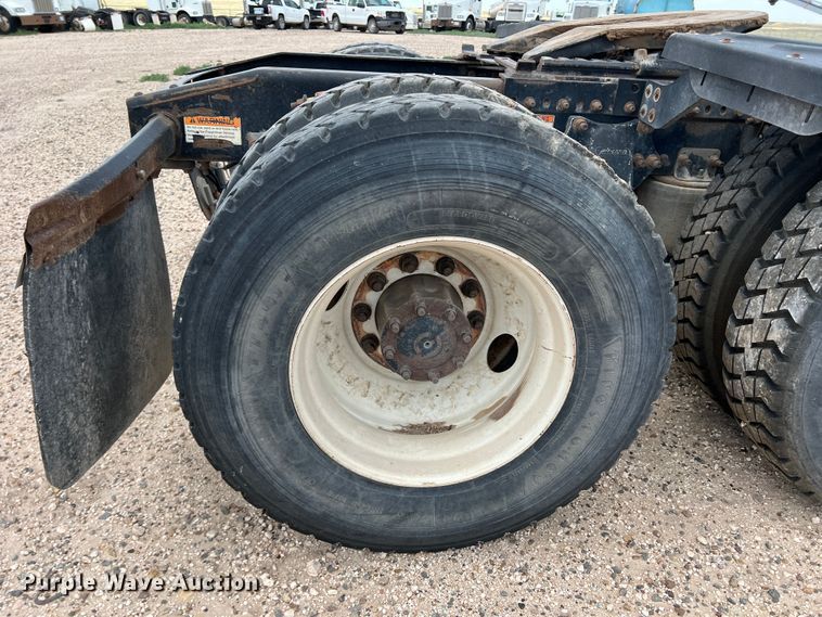 image for item DS8315 2010 Freightliner Cascadia  semi truck