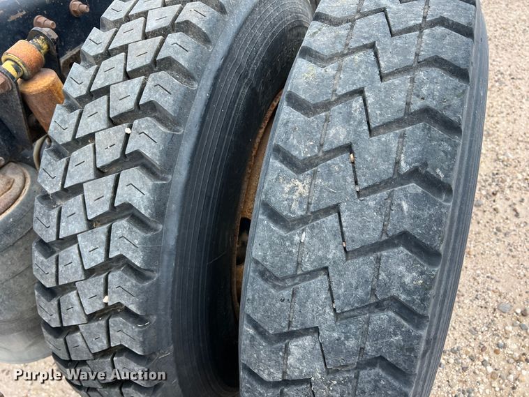 image for item DS8315 2010 Freightliner Cascadia  semi truck