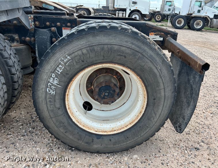 image for item DS8315 2010 Freightliner Cascadia  semi truck