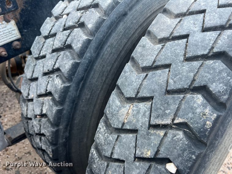 image for item DS8315 2010 Freightliner Cascadia  semi truck