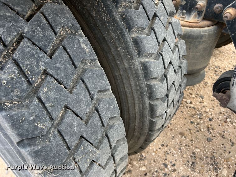 image for item DS8315 2010 Freightliner Cascadia  semi truck