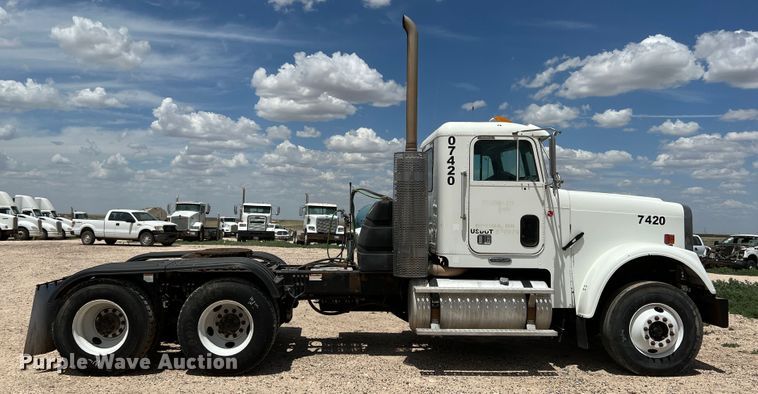 image for item DS8319 2008 Freightliner FLD  semi truck