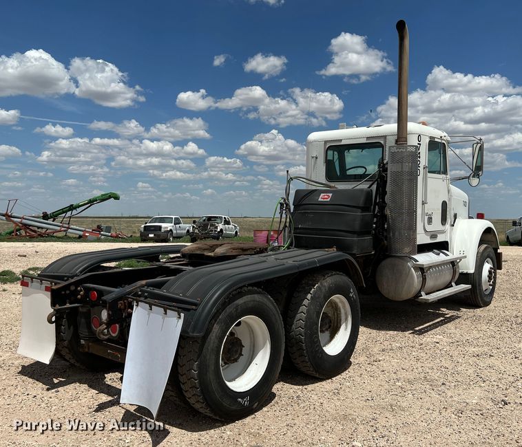 image for item DS8319 2008 Freightliner FLD  semi truck