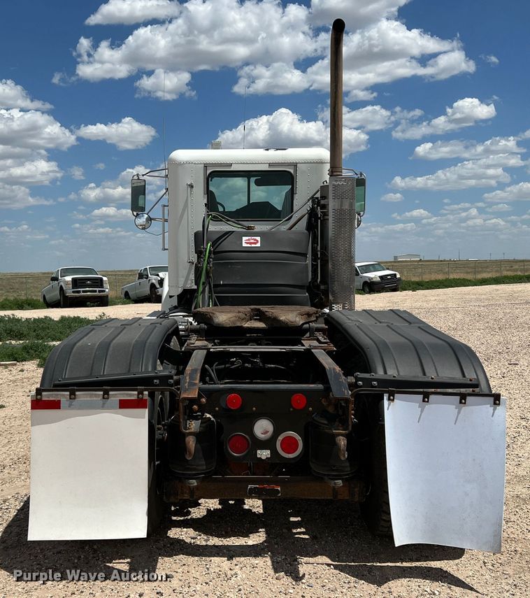 image for item DS8319 2008 Freightliner FLD  semi truck