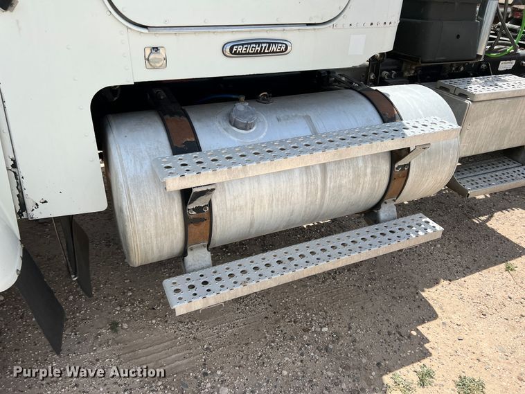 image for item DS8319 2008 Freightliner FLD  semi truck